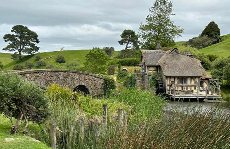 Hobbiton showing the green dragon pub