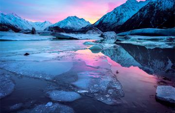 When the Tasman Glacier (New Zealand’s longest, at 25 km) calves ice into its terminal lake, a winter wonderland is the result.